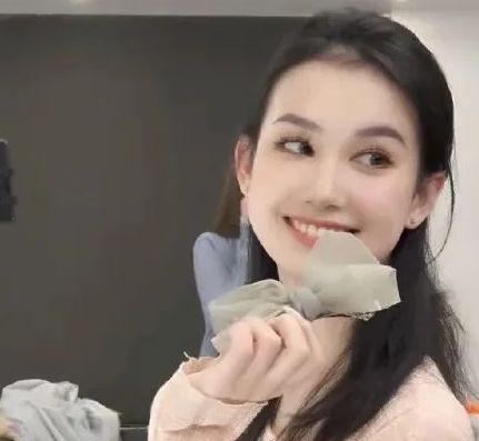 官宣吃瓜网红是谁的粉丝,揭秘背后惊人真相！”